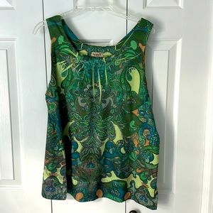 Green print XL sleeveless blouse, bottom trim is satiny.